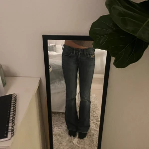 Diesel jeans - skitfina utsvängda dieseljeans storlek 27. Lite slitage längst ner 