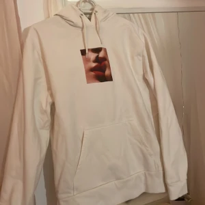 Hoodie med tryck  - Vit hoodie med ballt tryck på bröstet. Ganska tajt passform så passar även XS utmärkt ☺️💖