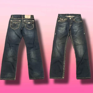True Religion Flared Jeans  - Ett par eftertraktade och jättesnygga True Religion Jeans i en baggy/flared passform, byxorna är i ett perfekt skick bortsett från att dem saknar en knapp (se slide 2), syns inte när de e på. Byxorna är i storlek 31. Skriv om ni har frågor☺️