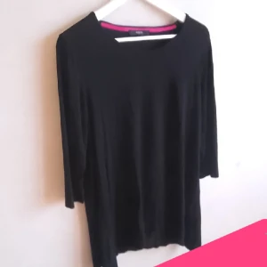 Svart tunn tröja av längre modell. Strl M. Bonita - Svart tunn tröja av lite längre modell. Bonita. Strl M. Bra skick :) Matreal: Viskos 