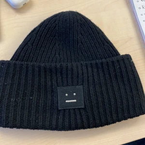 Acne mössa - Säljer nu en grymt snygg acnemössa. Riktigt fint skick, inte alls nopprig. Den är onesize och sitter bra på nästan alla!