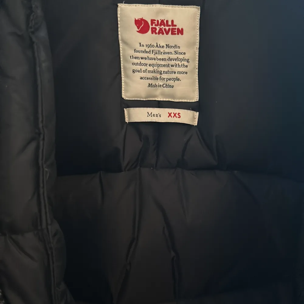 Fjällrävens klassiska Expedition Down Jacket i stl XXS i färgen svart. Är unisexjacka så passar alla. Storleken är mer som en x-small eller small för dam. det är inte  lite- modellen. Mycket varm och fin jacka som är köpt på Naturkokompaniet. Nypris  7000. Jackor.