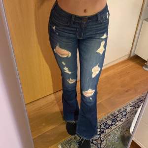 Högmidjade jeans från Hollister. Slitningar och fina fickor. Bra skick. Storlek: 27. 