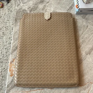 Nytt datafodral från Bounir, 13” - Beige Braided Laptop Case från bounir. Nästan oanvänt då jag köpte fel storlek.  - Färg: Beige Flätat veganskt läder  - Off White Flap Scallop veganskt läder  Nypris laptop case 800kr Nypris Off White Flap Scallop