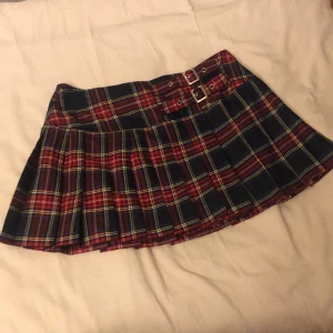 Plisserad kjol, banned alternative - Jag köpte den i Stockholm 2022 om jag minns rätt och har använt den ganska mycket sen dess. Kjolen har blivit tunn och nopprig, det märks verkligen att den är använd. Står man långt ifrån däremot så märks det inte av! Storlek xs men sitter bättre på en S❤️