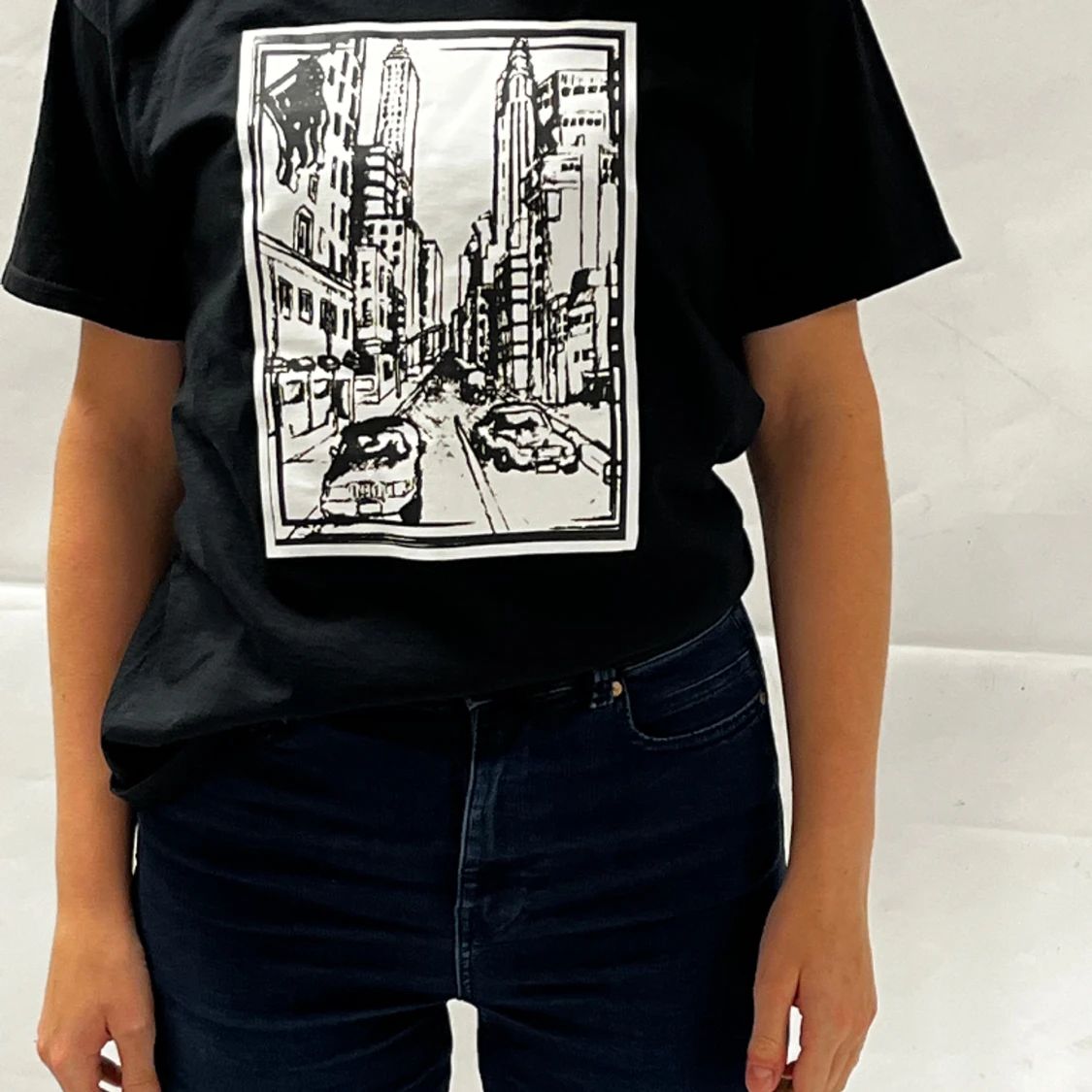 Svart t-shirt, unikt tryck. - 90