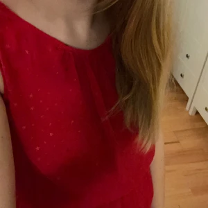Klänning - Super fin röd klänning som tyvärr är för liten för mig. Köparen står för frakt! Skriv gärna om ni har några frågor:)💐