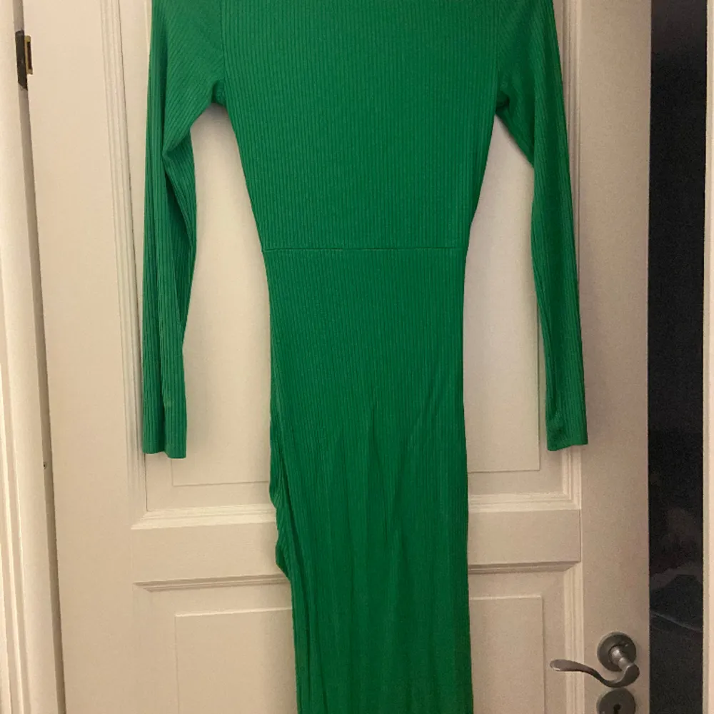 En fin grön långklänning med stretch och slits från Newyorker. Skriv för bilder med den på. . Klänningar.