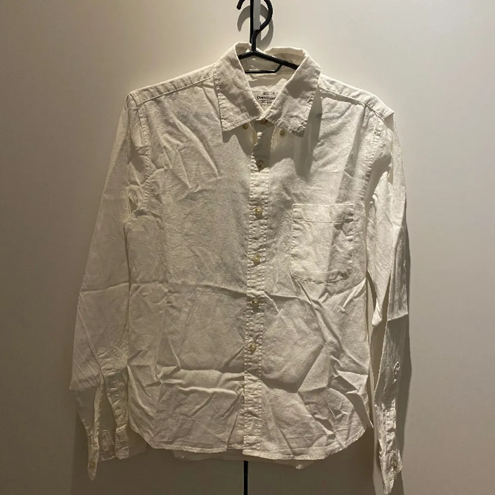 Jätte härlig vit skjorta i linne och bomull. Som ny. På bilden är den dessvärre lite ostruken. Kan skicka ny bild vid intresse. . Skjortor.