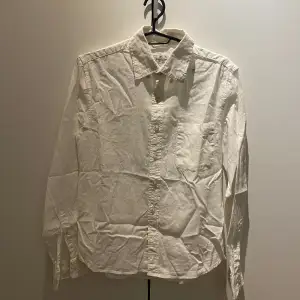 Jätte härlig vit skjorta i linne och bomull. Som ny. På bilden är den dessvärre lite ostruken. Kan skicka ny bild vid intresse. 