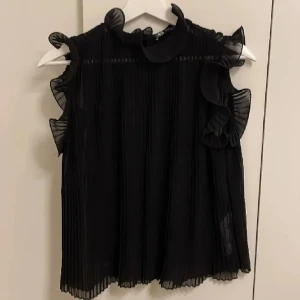 Zara topp - Säljer denna genomskinliga topp från zara. Använd 1 gång dock är det en tråd som gått upp men inget man direkt ser💛