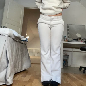 Lågmidjade kostymbyxor Vera  - Från Bikbok modell vera petite storlek 36 i okej skick!