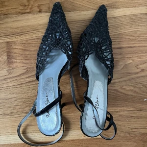 Taxklackar - Klackar med spetsig form, svart lite glittrig spets och knyts på ankeln. Sjukt snygga! Köpta vintage. 