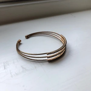 Armband  - Armband som aldrig använts. Pris är diskuterbart.