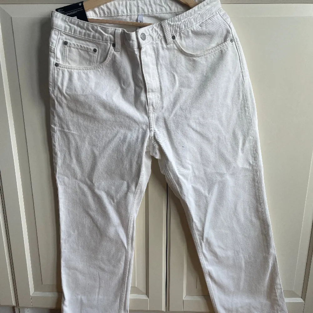 Hej! Säljer ett par oanvända weekday jeans som är helt nya! Storleken är 33/28.  Pris kan diskuteras vid snabb affär!. Jeans & Byxor.