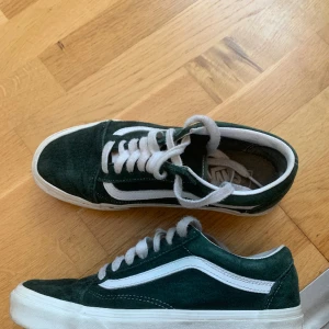 Mörkgröna vans - Mycket snygga mörkgröna vans. Använda några fåtal gånger. Lite defekt på loggan där bak annars mycket bra skick. Nypris 1000. Passar 38 och 39