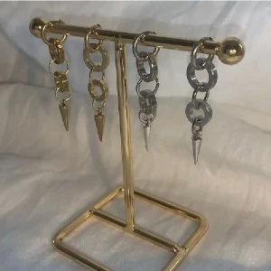 STILSTHLM  - Jättefina egen gjorda örhängen. Köp för 99kr/st Eller 185kr/par Modell 099