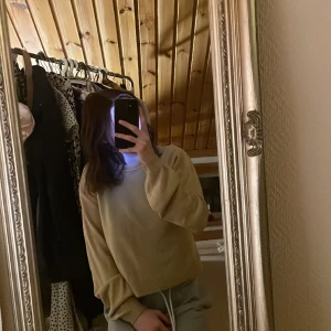 Beige kofta  - Fint skick, sparsamt använd, storlek M, men skulle säga S-M 