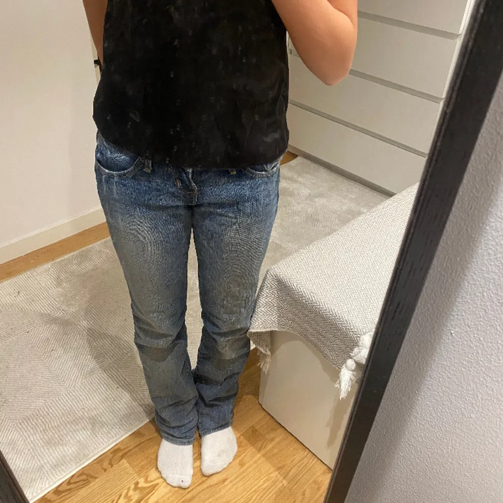 Jättefina lågmidjade jeans från lee med unika fickor❣️säljer dessa fina jeans pga att jag inte har någon andvändning av dem längre❣️tvärs över midjan 34cm och innerbenslängden 76cm.❣️❣️. Jeans & Byxor.