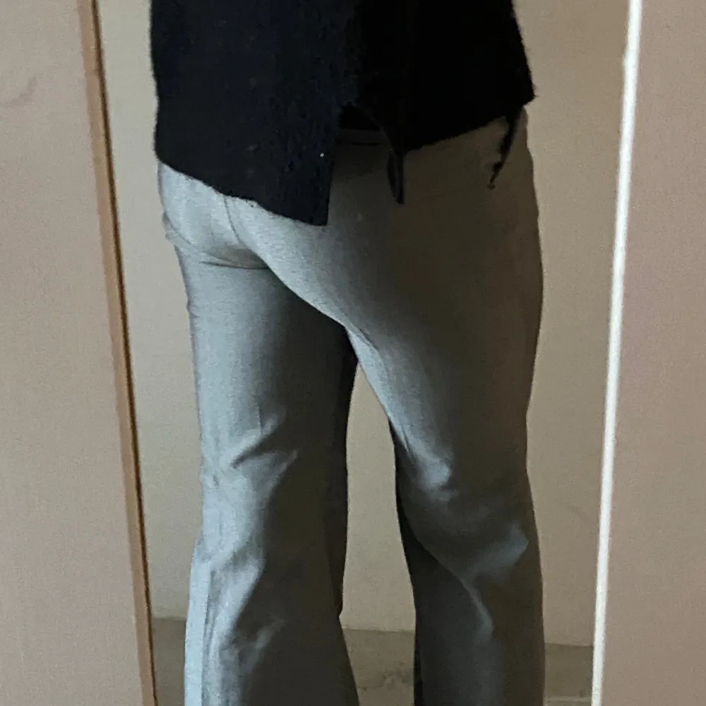 Säljer mina supersnygga gråa bootcut kostymbyxor, då de tyvärr inte kommer till användning. Det är i väldigt bra skick, nästan helt nya! En extra knapp kommer också med i byxorna. 💗. Jeans & Byxor.