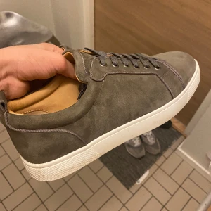 Christian Loubitin Junior - Säljer nu dom hära feta Christian Loubitins utan spikar. Skick 9/10 och passar 41/41.5 Priset är flexibelt vid snabb affär. Tar också imot byten(Endast Og dustbags medföljer)