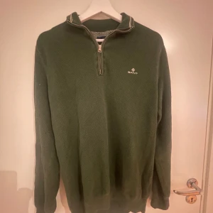 Gant half zip - Säljer min tröja för den inte används längre. Skick 9/10. Priset är inte fast kan sänkas vid snabba affärer.