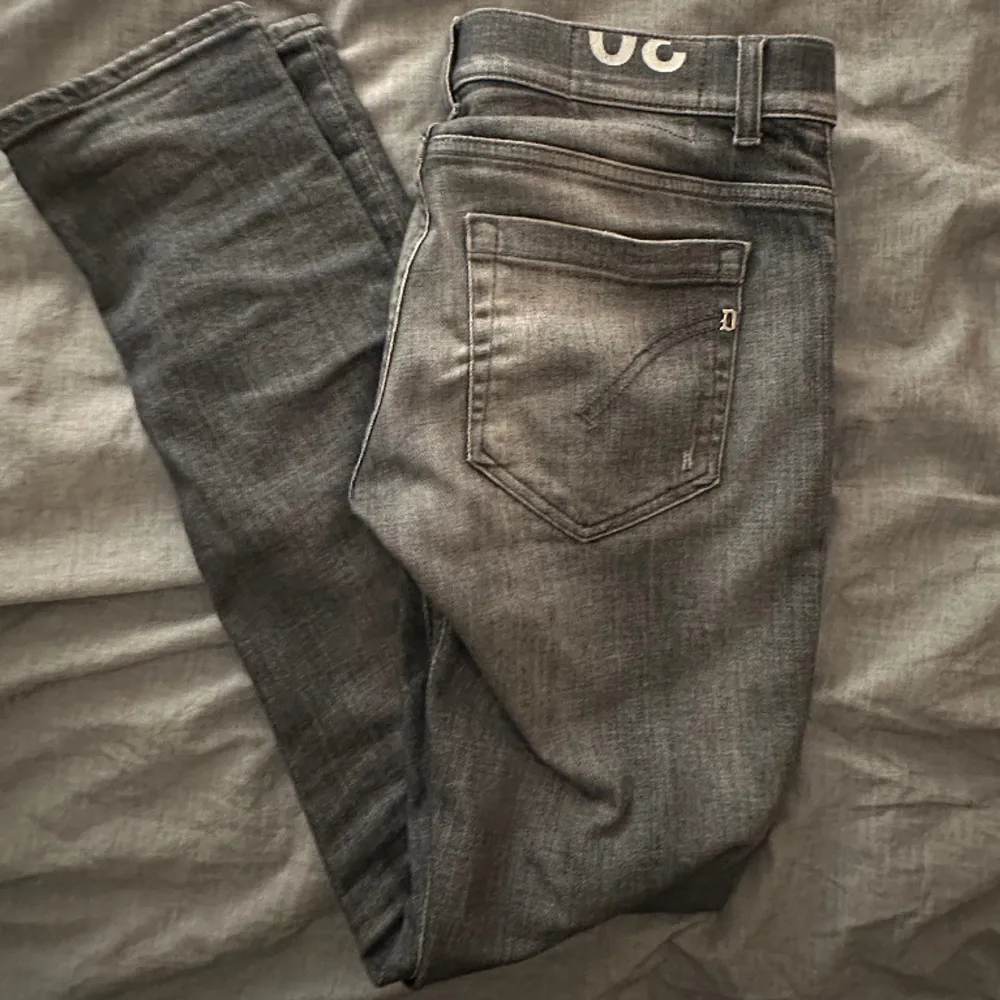Köpta på Careofcarl för 2899:- Använda sparsamt utan några hål/defekter.. Jeans & Byxor.