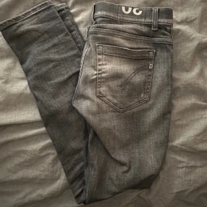 Dondup George jeans grey - Köpta på Careofcarl för 2899:- Använda sparsamt utan några hål/defekter.