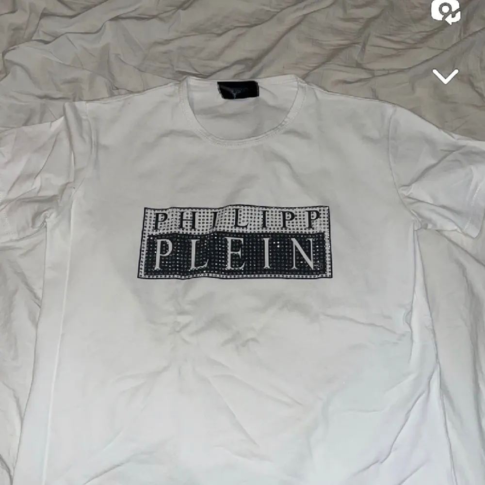 Jag säljer nu min Philip Plein t-shirt som har blivit för liten för mig. Storlek S. Inte äkta. Pris kan diskuteras. . T-shirts.