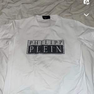 Jag säljer nu min Philip Plein t-shirt som har blivit för liten för mig. Storlek S. Inte äkta. Pris kan diskuteras. 