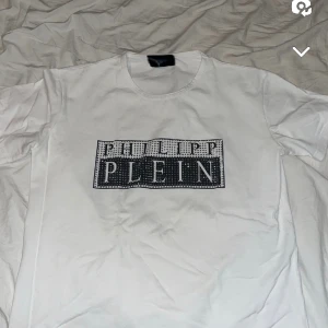 Philip Plein  - Jag säljer nu min Philip Plein t-shirt som har blivit för liten för mig. Storlek S. Inte äkta. Pris kan diskuteras. 