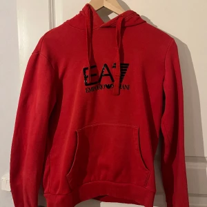Armani hoodie  - Tjena, säljer nu min Armani tröja då den inte är min stil och inte kommer till användning💫Köptes på JD i MOS för 2 år sedan✨ Ganska bra skick inga flaws💯