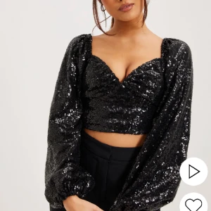 Supersnygg nyårs topp - En super snygg topp från Nelly. Tänkte ha den till nyår men den var för liten😭 Skriv om ni vill ha mer bilder. Den är helt oanvänd och prislappen sitter fortfarande kvar på!💕Köparen står för frakten!