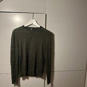 Säljer min snygga merino ull tröja!  - Jag säljer min snygga olivgröna merino ull tröja köpte den för länge sedan har tröttnat på den! Skick: 9/10 Använd 10-12 gånger 