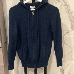 Softgoat kashmire tröja - En 100% kashmire tröja från softgoat. Nypris ca 3800. Den är i väldigt bra skick. 