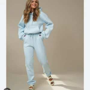 Mjukis set NAKD X Hanna Schönberg - Hej! Säljer mitt fina set från en gammal kollektion från Hanna Schönberg x NAKD. Använd sparsamt. Säljs då det tyvärr inte används. Storlek S i byxor och M i hoodie. Hela setet för 350kr! 