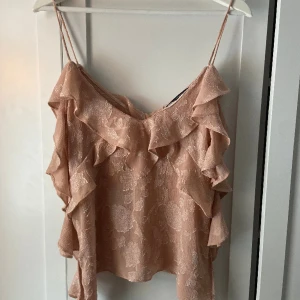Topp - Topp från Zara i sotorlek S. Använd fåtal gånger, fint skick💕💕