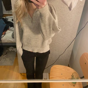 zip tröja från vero moda - Säljer denna stickade zip tröjan från vero moda då jag har för mycket kläder. Storlek XS. Köptes för ungefär 349kr. Väl använd. Skriv privat för fler frågor eller bilder 😊