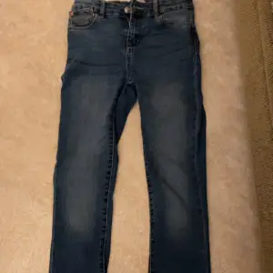 Blå jeans från lager 157 storlek 150-154. Dom e använda ett få tal gånger men dom är sprättade nedtill, fast dom ser som nya ut. Jag säljer dom då de inte kommer till användning. Frakten står jag för!💕