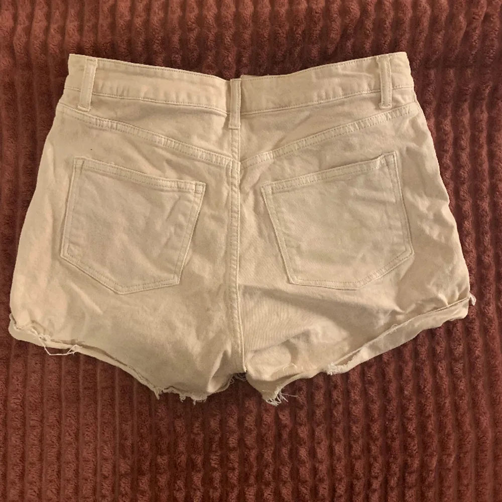 jättecoola beige shorts som är för stora på mig. de har en liten fläck med målarfärg, men inget man tänker på🤍. Shorts.