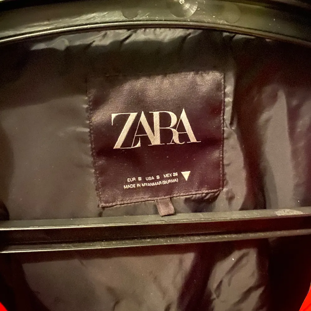 Säljer denna jacka från Zara, knappt använd. Den har en luva. Inga defekter eller skador. Lite kort . Jackor.