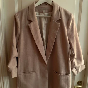 Gammelrosa kavaj H&M - Storlek Large. Snyggt rynkat vid ärmen. Knappt använd. Snygg oversized också.