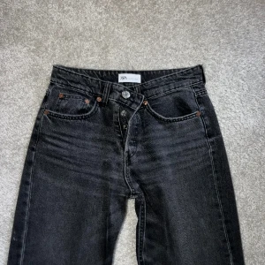Mörkgrå Zara Jeans  - Midwaist mörkgråa Zara jeans i storlek 36 i jättefint skick men jag har växt ur de och därav säljer jag de!
