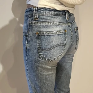 Lee jeans  - Ett par mellanblå/ljusblå supersnygga lee jeans i bra skick! Stl W28 och L31, köpta på Plick för 600kr men var försmå för mig som vanligtvis är stl S.🫶🏼