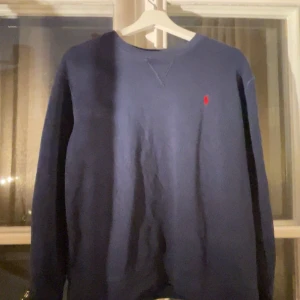 Polo Ralph lauren tröja  - Säljer nu den här polo Ralph Lauren tröja för 150kr köparen står för frakt storlek 14-16
