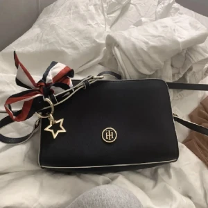 Tommy hilfiger väska - Andvänd några gånger men i skick som ny! Nypris ca 1700kr köpt från boozt