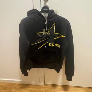 En Knappt använd full zip hoodie från Lukamachain original pris 1033kr och går inte längre att köpa