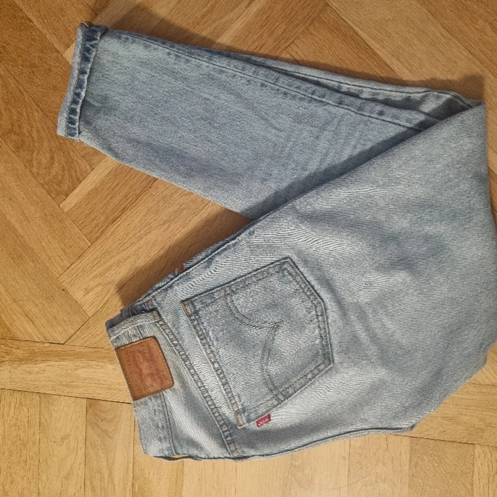 Säljer mina Levi's jeans i storlek 25×30. Jeansen är i jättefint skick. Jeansen finns att hämta i centrala Göteborg eller skickas med post.. Jeans & Byxor.