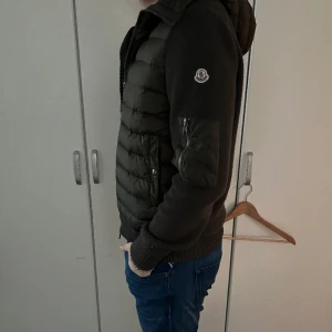 Moncler Cardigan - Säljer denna otroligt snygga moncler cardiganen i en sällsynt färg som är svår att få tag på jackan är därmed också i väldigt bra skick 9/10 om ni har några funderingar är de bara att skriva! Mvh//StockholmStilOutlet 