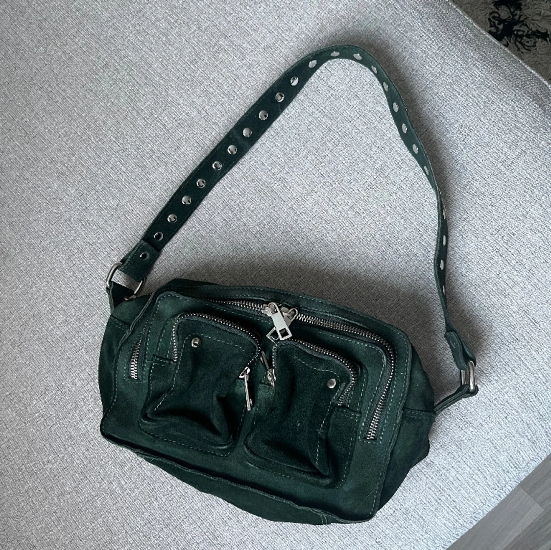 Mörkgrön nunoo väska